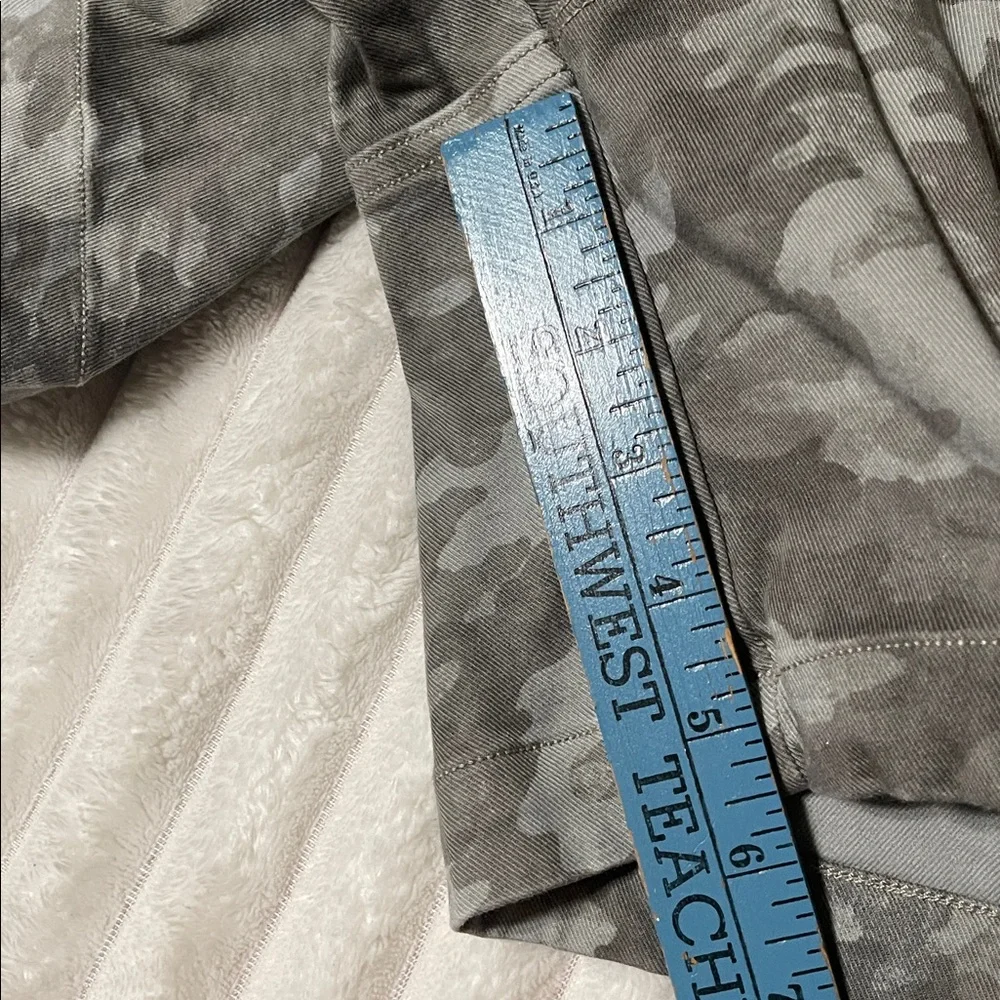 SPANX Camouflage Stretch Twill Shorts | Size Medium - Picture 3 of 4